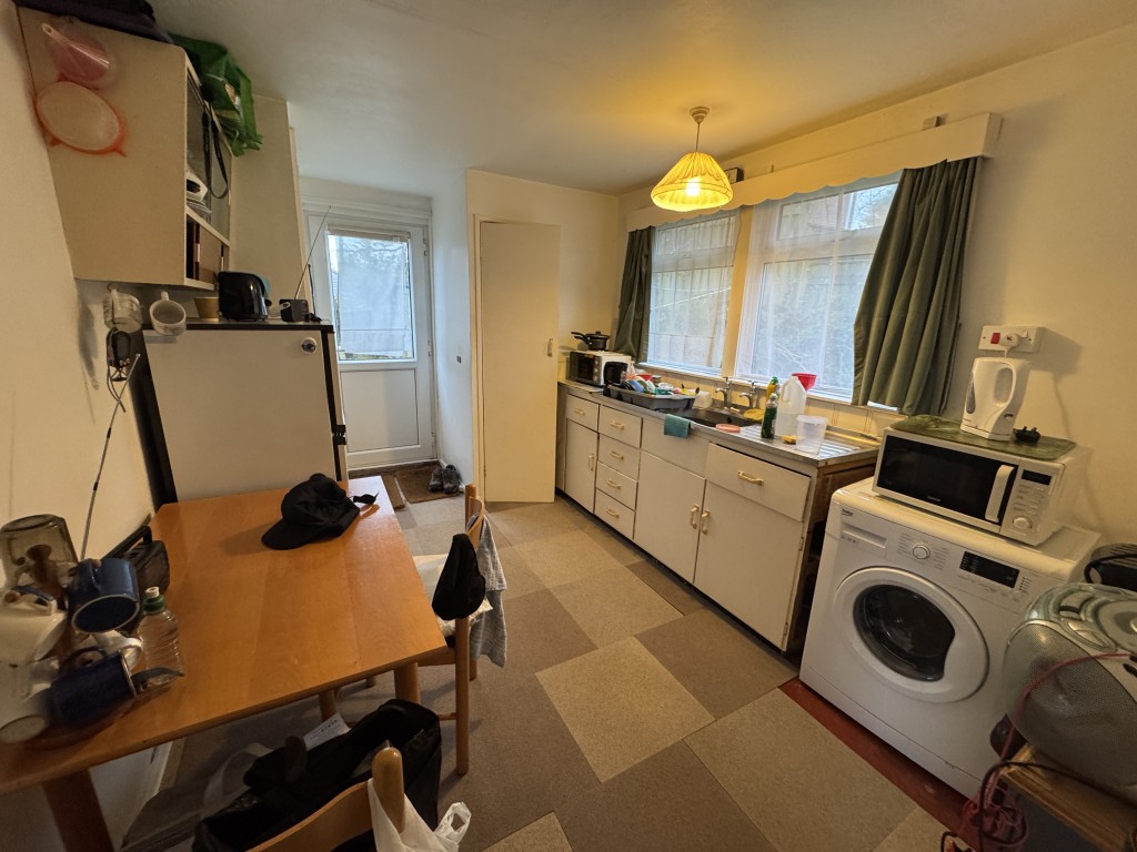 Lot: 117 - DETACHED BUNGALOW ON GENEROUS PLOT - Kitchen